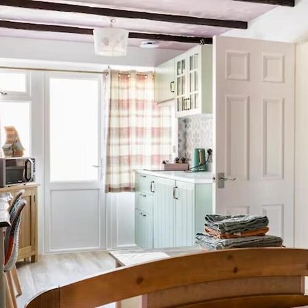 Bedroom With Kitchenette, Private Bathroom And Parking Кардифф Экстерьер фото