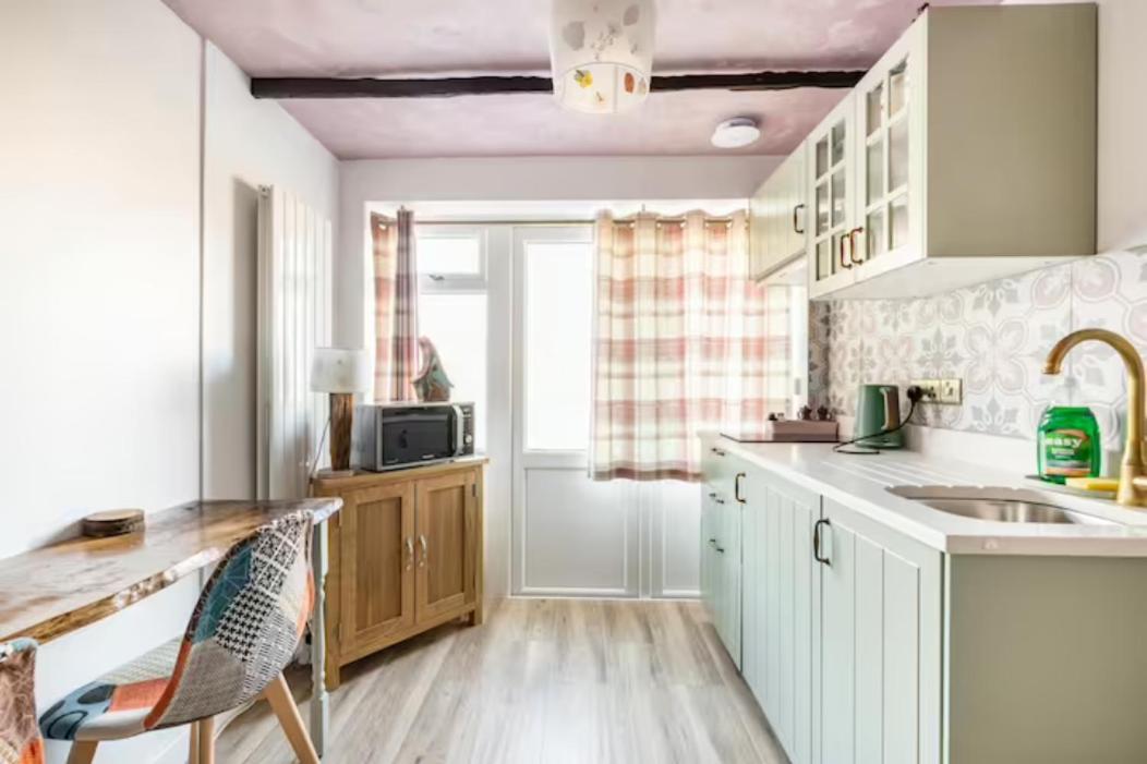 Bedroom With Kitchenette, Private Bathroom And Parking Кардифф Экстерьер фото
