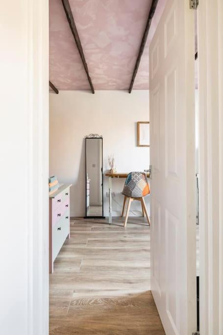 Bedroom With Kitchenette, Private Bathroom And Parking Кардифф Экстерьер фото