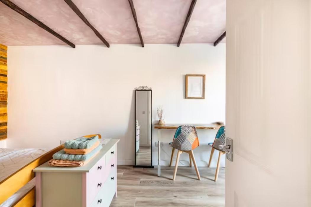 Bedroom With Kitchenette, Private Bathroom And Parking Кардифф Экстерьер фото