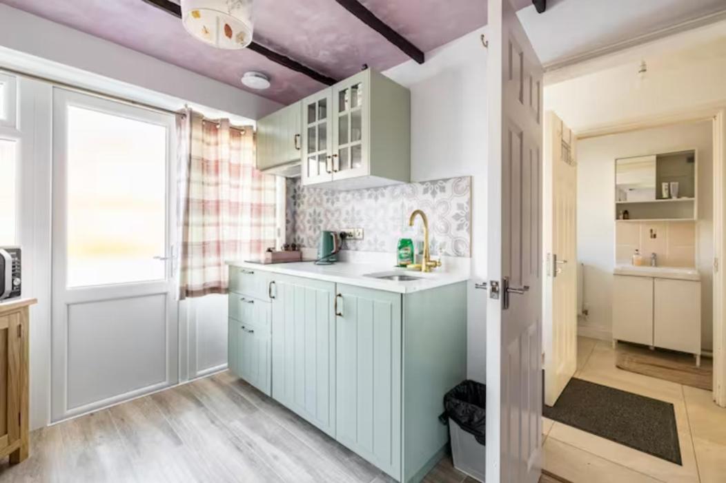 Bedroom With Kitchenette, Private Bathroom And Parking Кардифф Экстерьер фото