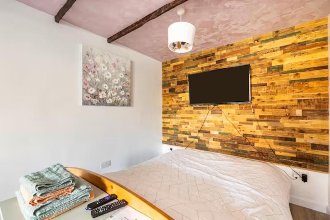 Bedroom With Kitchenette, Private Bathroom And Parking Кардифф Экстерьер фото