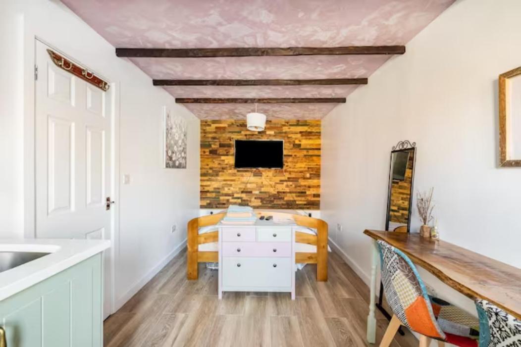 Bedroom With Kitchenette, Private Bathroom And Parking Кардифф Экстерьер фото